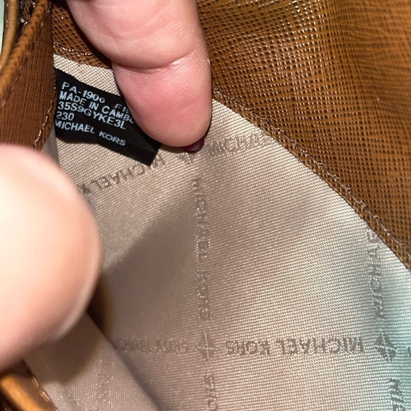 MICHAEL KORS KINSLEY Brown Leather Carryall Gold-Tone Hardware Wallet - Picture 15 of 16